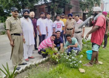 हेल्पिंग हैंड सोसायटी ने केंद्रीय जेल गुरदासपुर में रोपित किए पौधे।