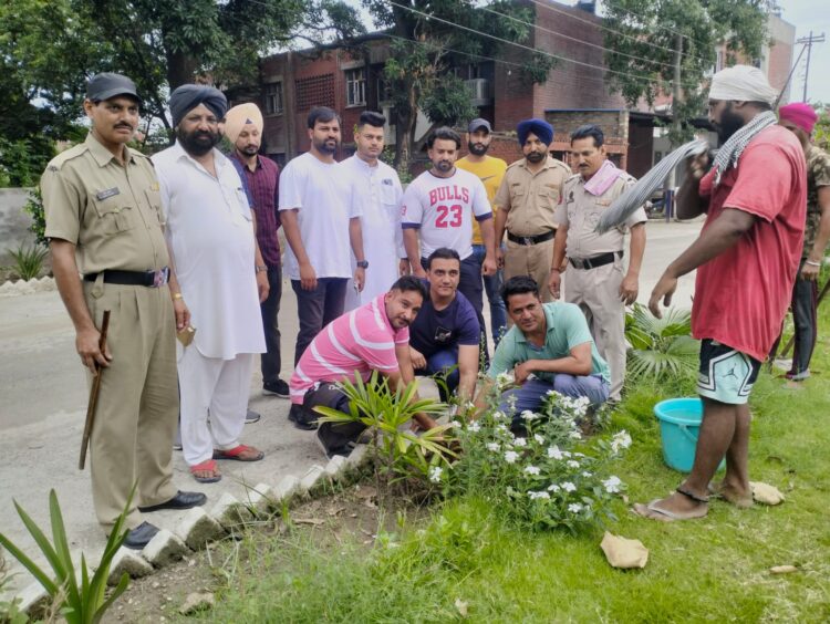 हेल्पिंग हैंड सोसायटी ने केंद्रीय जेल गुरदासपुर में रोपित किए पौधे।