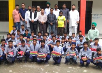 ਕਿਨ੍ਹਾਂ ਨੇ ਵੰਡੀਆਂ ਬੱਚਿਆਂ ਨੂੰ ਵਰਦੀਆਂ ਤੇ ਬੂਟ