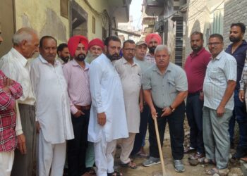 ਮੁਰਗੀ ਮਹੱਲਾ ਵਾਰਡ ਨੰਬਰ11 ਗਲੀ ਨੰਬਰ1 ਰੁਕਿਆ ਕੰਮ ਸ਼ੁਰੂ ਕਰਵਾਇਆ ਗਿਆ