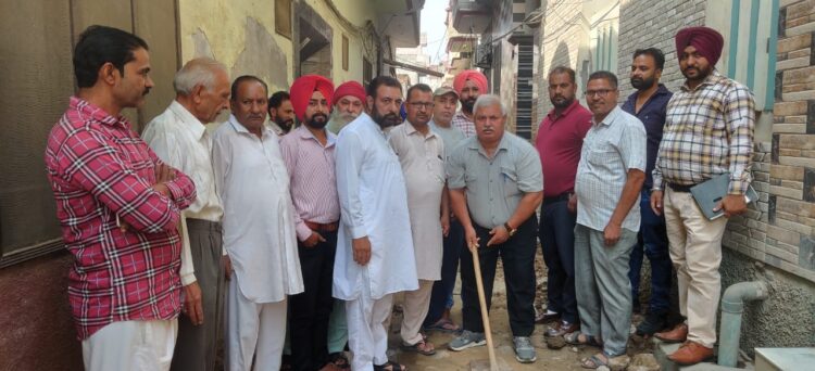 ਮੁਰਗੀ ਮਹੱਲਾ ਵਾਰਡ ਨੰਬਰ11 ਗਲੀ ਨੰਬਰ1 ਰੁਕਿਆ ਕੰਮ ਸ਼ੁਰੂ ਕਰਵਾਇਆ ਗਿਆ