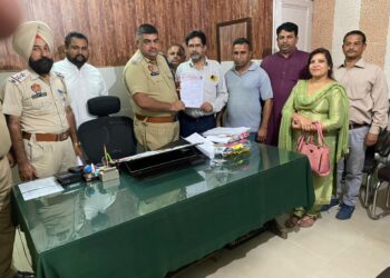 ਹਿੰਦੂ ਸੰਘਟਨਾਂ ਨੇ ਡੀ ਐਸ ਪੀ ਨੂੰ ਦਿੱਤਾ ਮੰਗਪਤਰ ਹੋਈ ਹਿੰਦੂ ਧਰਮ ਦੀ ਮਰਯਾਦਾ ਦੀ ਹੋਈ ਸੀ ਬੇਅਦਬੀ