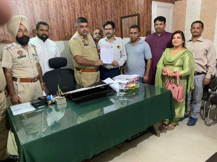 ਹਿੰਦੂ ਸੰਘਟਨਾਂ ਨੇ ਡੀ ਐਸ ਪੀ ਨੂੰ ਦਿੱਤਾ ਮੰਗਪਤਰ ਹੋਈ ਹਿੰਦੂ ਧਰਮ ਦੀ ਮਰਯਾਦਾ ਦੀ ਹੋਈ ਸੀ ਬੇਅਦਬੀ