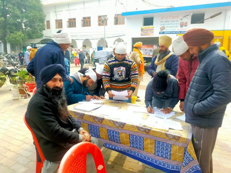 ਗੁਰਦੁਆਰਾ ਟਾਹਲੀ ਸਾਹਿਬ ਗਾਹਲੜੀ ਵਿਖੇ ਸੈਂਕੜਿਆਂ ਦੀ ਗਿਣਤੀ ਵਿਚ ਰਿਹਾਈ ਲਈ ਫ਼ਾਰਮ ਭਰੇ ਗਏ ।