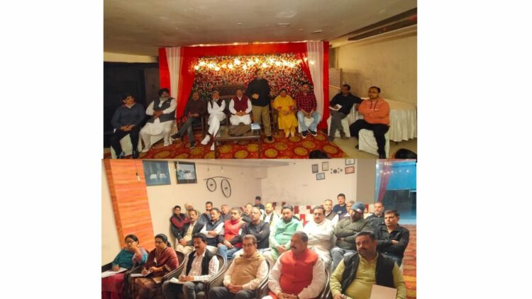 भाजपा जिला के पदाधिकारी मंडलों और मोर्चों के पदाधिकारी बैठक हुई ।