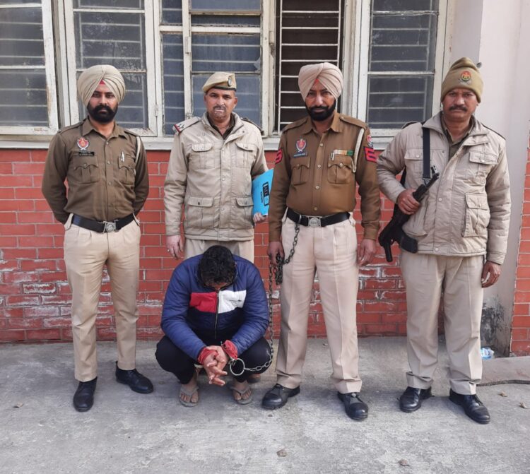 पांच पशुओं सहित एक व्यक्ति को ग्रिफ्तार कर पशु तस्करी का मामला दर्ज किया।