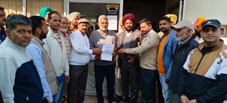 ਤਰਕਸ਼ੀਲ ਸੁਸਾਇਟੀ ਵੱਲੋਂ ਕੈਬਨਿਟ ਮੰਤਰੀ ਨੂੰ ਮੈਮੋਰੰਡਮ ਦਿੱਤਾ ਗਿਆ।