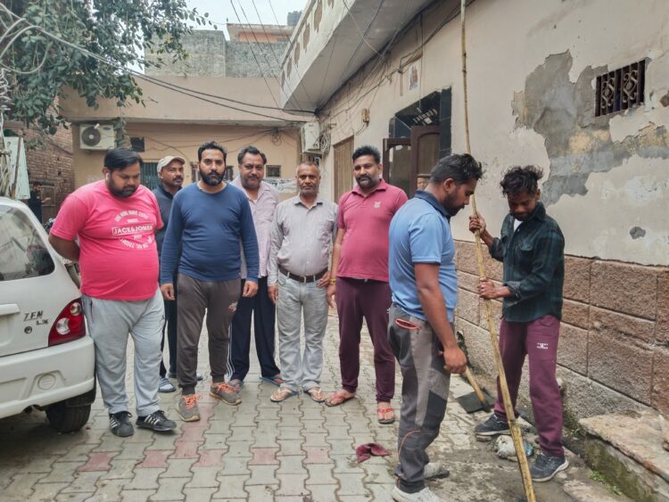 ਵਾਰਡ ਨੰਬਰ 32 ਦਾ ਕਈ ਸਾਲਾਂ ਤੋਂ ਰੁਕਿਆ ਸੀਵਰੇਜ ਦਾ ਕੰਮ ਸ਼ੁਰੂ