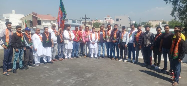 वार्ड नंबर 44 मै एससी मोर्चा जिला अध्यक्ष अवतार सिंह के निवास स्थान में पार्टी का स्थापना दिवस मनाया गया