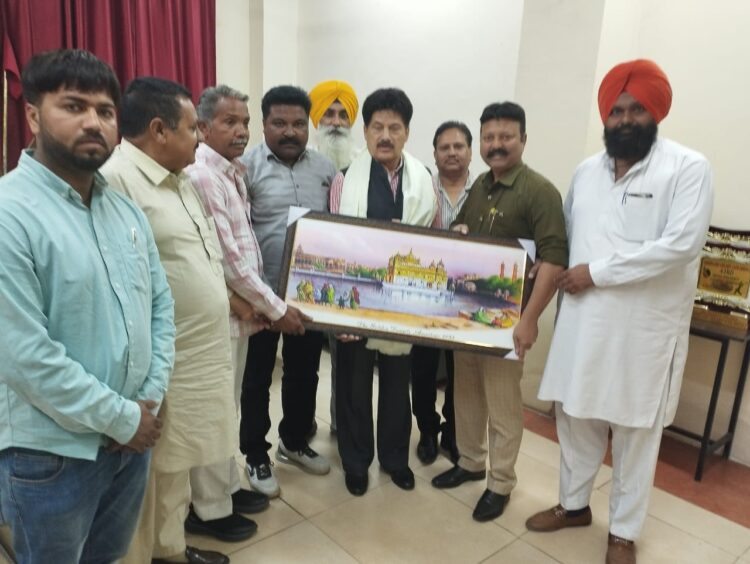 इलाके कि हर भाई बहन के साथ उसके दुख सुख में शामिल हैं । स्वर्ण सिंह सलारिया