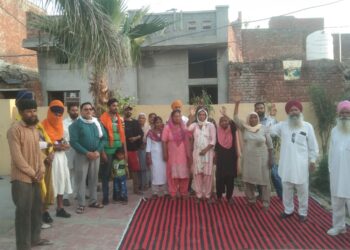 ਪਿੰਡ ਦੇ ਲੋਕ ਪਿੰਡ ਦਾ ਕੂੜਾ ਬੱਚਿਆਂ ਦੇ  ਸਕੂਲ ਦੇ ਸਮਹਾਣੇ ਸੜਕ ਦੇ ਕਿਨਾਰੇ ਸੁੱਟ ਰਹੇ ਹਨ