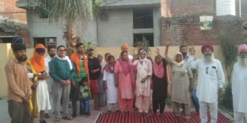 ਪਿੰਡ ਦੇ ਲੋਕ ਪਿੰਡ ਦਾ ਕੂੜਾ ਬੱਚਿਆਂ ਦੇ  ਸਕੂਲ ਦੇ ਸਮਹਾਣੇ ਸੜਕ ਦੇ ਕਿਨਾਰੇ ਸੁੱਟ ਰਹੇ ਹਨ