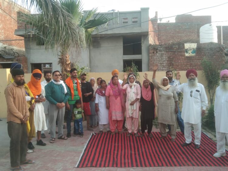 ਪਿੰਡ ਦੇ ਲੋਕ ਪਿੰਡ ਦਾ ਕੂੜਾ ਬੱਚਿਆਂ ਦੇ  ਸਕੂਲ ਦੇ ਸਮਹਾਣੇ ਸੜਕ ਦੇ ਕਿਨਾਰੇ ਸੁੱਟ ਰਹੇ ਹਨ