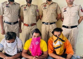 ਪੁਲਿਸ ਨੇ ਤਿੰਨ ਦੋਸ਼ੀਆਂ ਨੂੰ ਗਿ੍ਫ਼ਤਾਰ ਕਰਕੇ, ਇੱਕ ਲੱਖ ਤੋਂ ਵੱਧ ਡਰੱਗ ਮਨੀ, ਨਸ਼ੀਲੇ ਪਦਾਰਥ, ਹਥਿਆਰ ਅਤੇ ਇੱਕ ਕਾਰ ਕੀਤੀ ਬਰਾਮਦ।