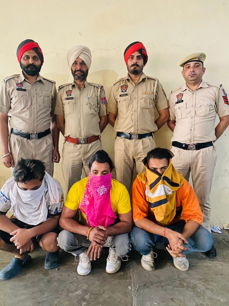 ਪੁਲਿਸ ਨੇ ਤਿੰਨ ਦੋਸ਼ੀਆਂ ਨੂੰ ਗਿ੍ਫ਼ਤਾਰ ਕਰਕੇ, ਇੱਕ ਲੱਖ ਤੋਂ ਵੱਧ ਡਰੱਗ ਮਨੀ, ਨਸ਼ੀਲੇ ਪਦਾਰਥ, ਹਥਿਆਰ ਅਤੇ ਇੱਕ ਕਾਰ ਕੀਤੀ ਬਰਾਮਦ।