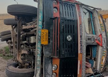 ਲੋਕ ਨਿਰਮਾਣ ਵਿਭਾਗ ਦੀ ਅਣਗਹਿਲੀ ਕਾਰਨ ਟਰੱਕ ਟੋਏ ਵਿੱਚ ਡਿੱਗਾ ਲੱਖਾਂ ਦਾ ਨੁਕਸਾਨ  ਲੋਕ ਅਧਿਕਾਰ ਲਹਿਰ