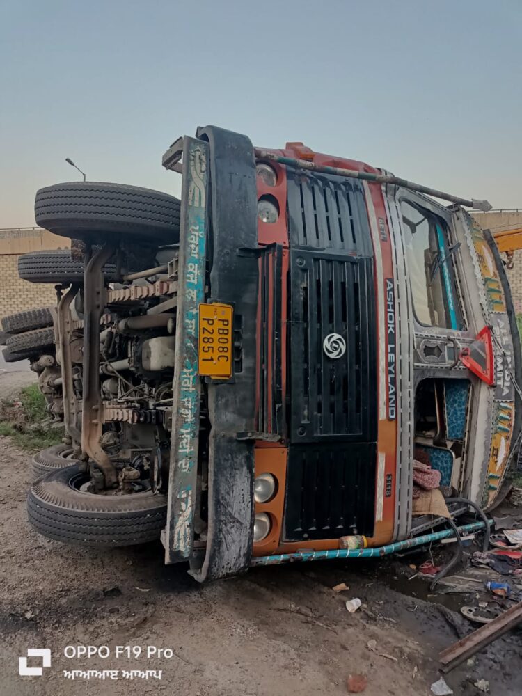 ਲੋਕ ਨਿਰਮਾਣ ਵਿਭਾਗ ਦੀ ਅਣਗਹਿਲੀ ਕਾਰਨ ਟਰੱਕ ਟੋਏ ਵਿੱਚ ਡਿੱਗਾ ਲੱਖਾਂ ਦਾ ਨੁਕਸਾਨ  ਲੋਕ ਅਧਿਕਾਰ ਲਹਿਰ