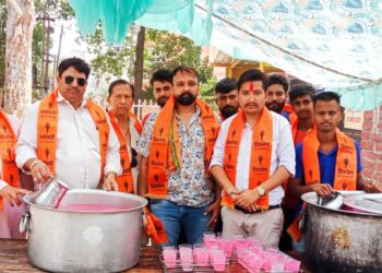 शिवसेना उद्धव बाला साहेब ठाकरे ने पठानकोट मे पढ़ती हुई गर्मी को देखते हुए लोगो के लिए मीठे पानी कि छबिल लगाई : योगराज शर्मा