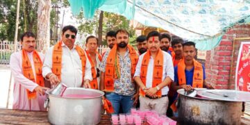 शिवसेना उद्धव बाला साहेब ठाकरे ने पठानकोट मे पढ़ती हुई गर्मी को देखते हुए लोगो के लिए मीठे पानी कि छबिल लगाई : योगराज शर्मा