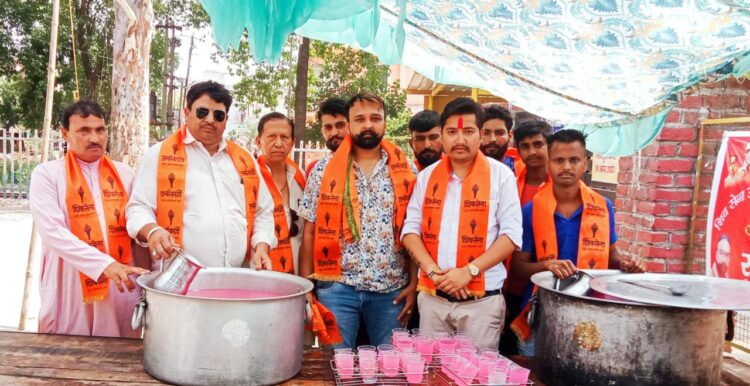 शिवसेना उद्धव बाला साहेब ठाकरे ने पठानकोट मे पढ़ती हुई गर्मी को देखते हुए लोगो के लिए मीठे पानी कि छबिल लगाई : योगराज शर्मा