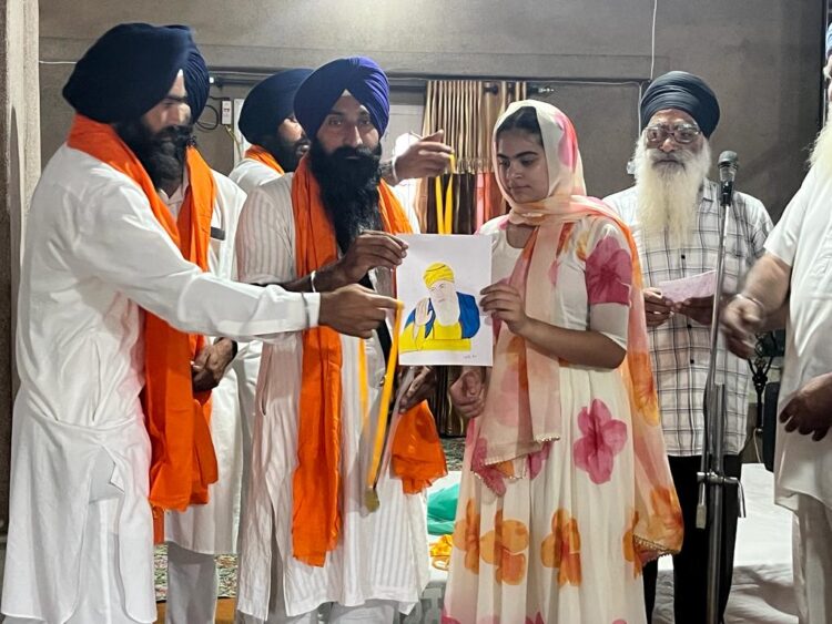 ਗੁਰਦੁਆਰਾ ਪ੍ਰਬੰਧਕ ਕਮੇਟੀ ਵਲੋ ਵਿਸੇਸ਼ ਇਨਾਮ ਦਿਤਾ ਗਿਆ।