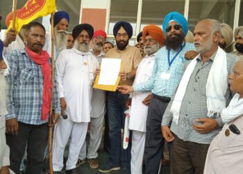 ਅਲਟੀਮੇਟਮ ਤੋਂ ਬਾਅਦ ਡਿਪਟੀ ਕਮਿਸ਼ਨਰ ਪਠਾਨਕੋਟ ਵੱਲੋਂ ਧਰਨਾਕਾਰੀਆਂ ਵਿੱਚ ਆ ਕੇ ਮੰਗ ਪੱਤਰ ਲਿਆ ਗਿਆ