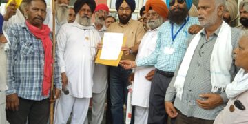 ਅਲਟੀਮੇਟਮ ਤੋਂ ਬਾਅਦ ਡਿਪਟੀ ਕਮਿਸ਼ਨਰ ਪਠਾਨਕੋਟ ਵੱਲੋਂ ਧਰਨਾਕਾਰੀਆਂ ਵਿੱਚ ਆ ਕੇ ਮੰਗ ਪੱਤਰ ਲਿਆ ਗਿਆ