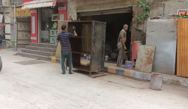 ਦੁਕਾਨਦਾਰਾਂ ਨੂੰ ਨਹੀਂ ਹੈ ਰਾਹਗੀਰਾਂ ਦੀ ਪਰਵਾਹ ਭਾਵੇਂ ਰਾਹਗੀਰ ਦਾ ਜਿੰਨਾ ਮਰਜੀ ਹੋ ਜਾਵੇ ਨੁਕਸਾਨ