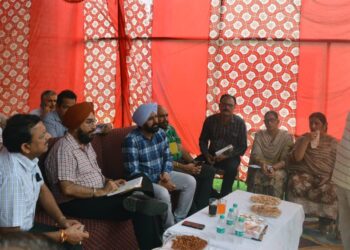 ਪੰਜਾਬ ਸਰਕਾਰ ਦੇ ਆਦੇਸਾਂ ਅਨੁਸਾਰ ਸਰਕਾਰ ਤੁਹਾਡੇ ਦੁਆਰ ਅਧੀਨ ਪਿੰਡ ਕਾਨਪੁਰ ਵਿਖੇ ਸ. ਹਰਬੀਰ ਸਿੰਘ ਡਿਪਟੀ ਕਮਿਸਨਰ ਪਠਾਨਕੋਟ ਨੇ ਲਗਾਇਆ ਸੰਗਤ ਦਰਸਨ