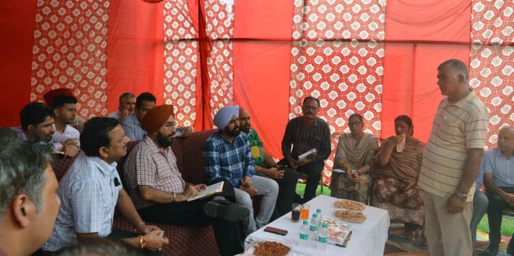 ਪੰਜਾਬ ਸਰਕਾਰ ਦੇ ਆਦੇਸਾਂ ਅਨੁਸਾਰ ਸਰਕਾਰ ਤੁਹਾਡੇ ਦੁਆਰ ਅਧੀਨ ਪਿੰਡ ਕਾਨਪੁਰ ਵਿਖੇ ਸ. ਹਰਬੀਰ ਸਿੰਘ ਡਿਪਟੀ ਕਮਿਸਨਰ ਪਠਾਨਕੋਟ ਨੇ ਲਗਾਇਆ ਸੰਗਤ ਦਰਸਨ