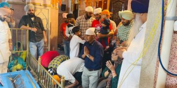 ਡਾ. ਹਿਮਾਂਸ਼ੂ ਅਗਰਵਾਲ, ਡਿਪਟੀ ਕਮਿਸ਼ਨਰ ਗੁਰਦਾਸਪੁਰ ਗੁਰਦੁਆਰਾ ਸ੍ਰੀ ਕੰਧ ਸਾਹਿਬ ਵਿਖੇ ਨਤਮਸਤਕ ਹੋਏ