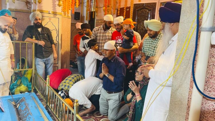 ਡਾ. ਹਿਮਾਂਸ਼ੂ ਅਗਰਵਾਲ, ਡਿਪਟੀ ਕਮਿਸ਼ਨਰ ਗੁਰਦਾਸਪੁਰ ਗੁਰਦੁਆਰਾ ਸ੍ਰੀ ਕੰਧ ਸਾਹਿਬ ਵਿਖੇ ਨਤਮਸਤਕ ਹੋਏ
