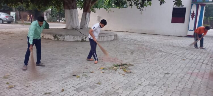 आइए स्वच्छता को एक महान सेवा के रूप में अपनाएं ___धीरज फजुपुर) जिला महासचिव युवा मोर्चा भाजपा ।