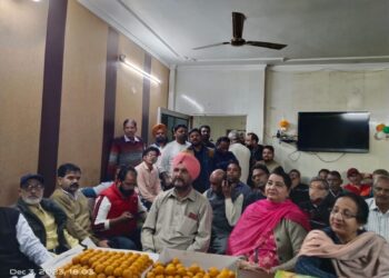 ਜਿਲਾ ਪ੍ਰਧਾਨ ਹੀਰਾ ਵਾਲੀਆ ਨੇ ਭਾਜਪਾ ਵਰਕਰਾਂ ਨਾਲ ਬਟਾਲਾ ’ਚ ਆਤਿਸ਼ਬਾਜ਼ੀ ਚਲਾਈ ਅਤੇ ਲੱਡੂ ਵੰਡ ਕੇ ਮਨਾਈ ਖੁਸ਼ੀ