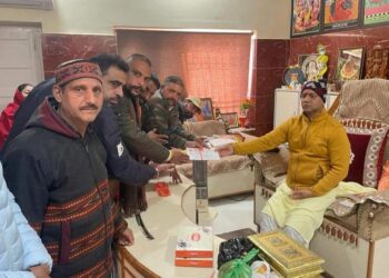 बजरंग दल के प्रांत संजोयक श्री जसवीर शेरा जी ने पंडोरी वाले महंत जी को दिया निमंत्रण पत्रl