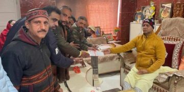 बजरंग दल के प्रांत संजोयक श्री जसवीर शेरा जी ने पंडोरी वाले महंत जी को दिया निमंत्रण पत्रl