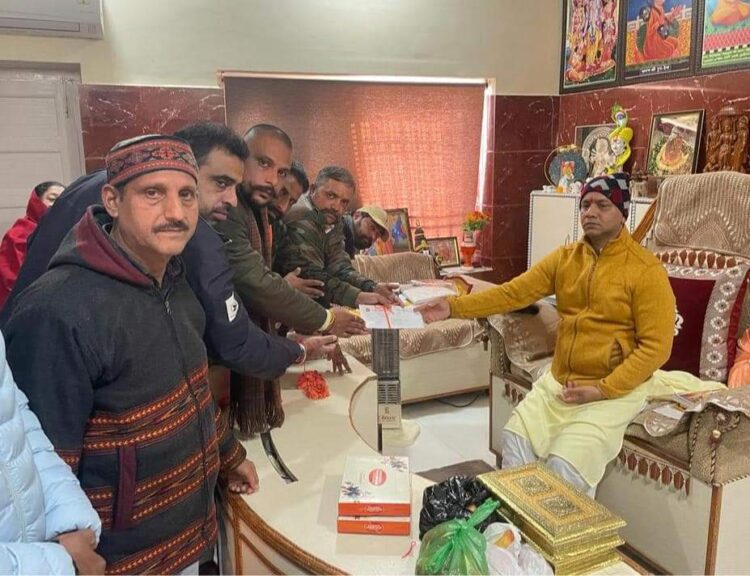 बजरंग दल के प्रांत संजोयक श्री जसवीर शेरा जी ने पंडोरी वाले महंत जी को दिया निमंत्रण पत्रl