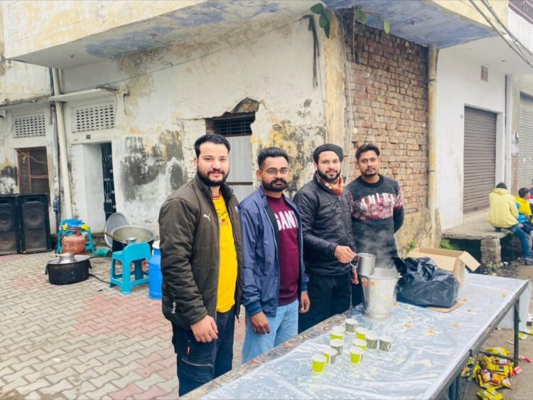 छोटे साहिबजादों की लासानी शहादत को याद करते हुए दूध का लंगर लगाया