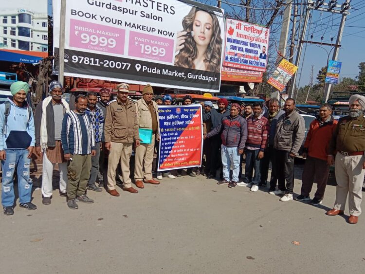 ਈ ਰਿਕਸ਼ਾ ਚਾਲਕਾਂ ਤੇ ਆਮ ਪਬਲਿਕ ਨੂੰ ਇੱਕਠੇ ਕਰਕੇ ਟ੍ਰੈਫਿਕ ਨਿਯਮਾਂ ਦੀ ਜਾਣਕਾਰੀ ਦਿੱਤੀ ਗਈ।