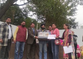 सर्व विकास मंच बैलफेयर सोसायटी द्वारा गरीब बच्चीयों को 25 सिलाई मशीनें प्रधान श्री विक्रम जी द्वारा बांटी गई ।