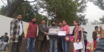 सर्व विकास मंच बैलफेयर सोसायटी द्वारा गरीब बच्चीयों को 25 सिलाई मशीनें प्रधान श्री विक्रम जी द्वारा बांटी गई ।