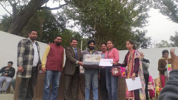 सर्व विकास मंच बैलफेयर सोसायटी द्वारा गरीब बच्चीयों को 25 सिलाई मशीनें प्रधान श्री विक्रम जी द्वारा बांटी गई ।