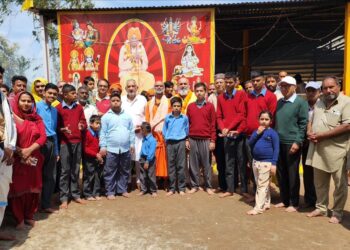 *आशा किरण स्कूल के बच्चे श्री सिद्धेश्वर महादेव मंदिर में एक करोड़ आहुतियों वाले महायज्ञ में शामिल हुए *