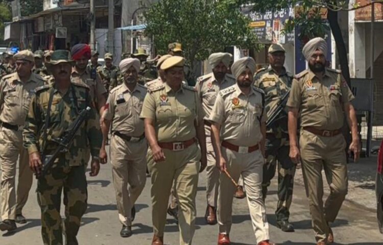 *Flag march was conducted by local police in area of police station mehtiana regarding Lok Sabha elections-2024