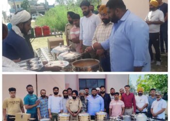 आर टी ए आफिस के कर्मचारियों की ओर से टेस्ट ट्रैक पर अष्टमी के अवसर पर लंगर लगाया गया