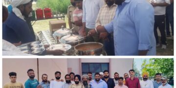 आर टी ए आफिस के कर्मचारियों की ओर से टेस्ट ट्रैक पर अष्टमी के अवसर पर लंगर लगाया गया