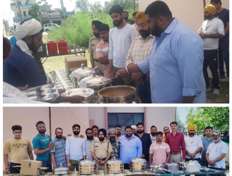 आर टी ए आफिस के कर्मचारियों की ओर से टेस्ट ट्रैक पर अष्टमी के अवसर पर लंगर लगाया गया