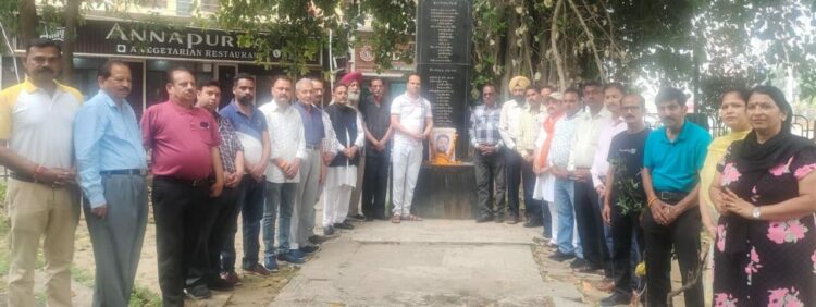 *ਵਿਸ਼ਵ ਹਿੰਦੂ ਪ੍ਰੀਸ਼ਦ ਦੀ ਨਗਰ ਟੀਮ ਨੇ ਵਿਕਾਸ ਪ੍ਰਭਾਕਰ ਨੂੰ ਦਿਤੀ ਨਮ ਅੰਖਾਂ ਨਾਲ ਸ਼ਰਧਾਂਜਲੀ*