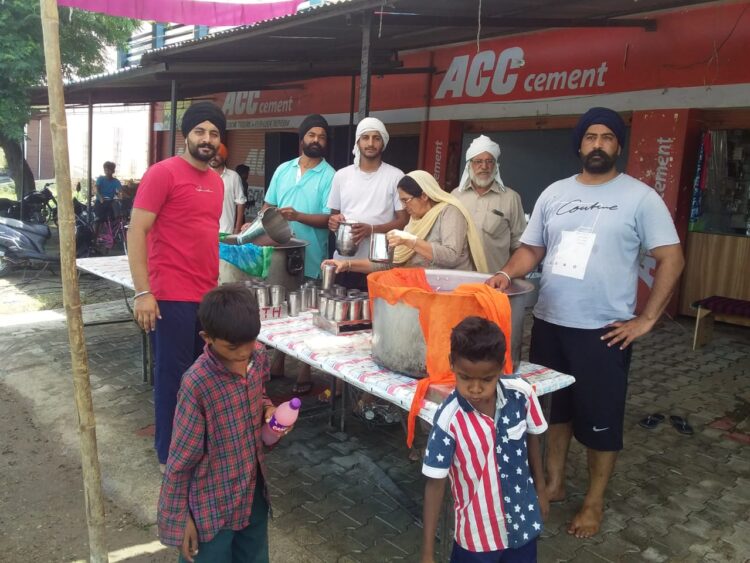 ਪਿੰਡ ਬਰਨਾਲਾ ਵਿਖੇ ਸਹੀਦੀ ਦਿਹਾੜਾ ਨੂੰ ਸਮਰਪਿਤ ਠੰਡੇ ਮਿੱਠੇ ਜਲ ਦੀ ਛਬੀਲ ਲਗਾਈ।