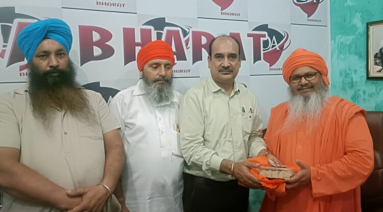 *माहिल पुर में आयोजित समागम दौरान विशेष तौर पर शामिल हुए बाब गुरचरण सिंह जी पंडवा